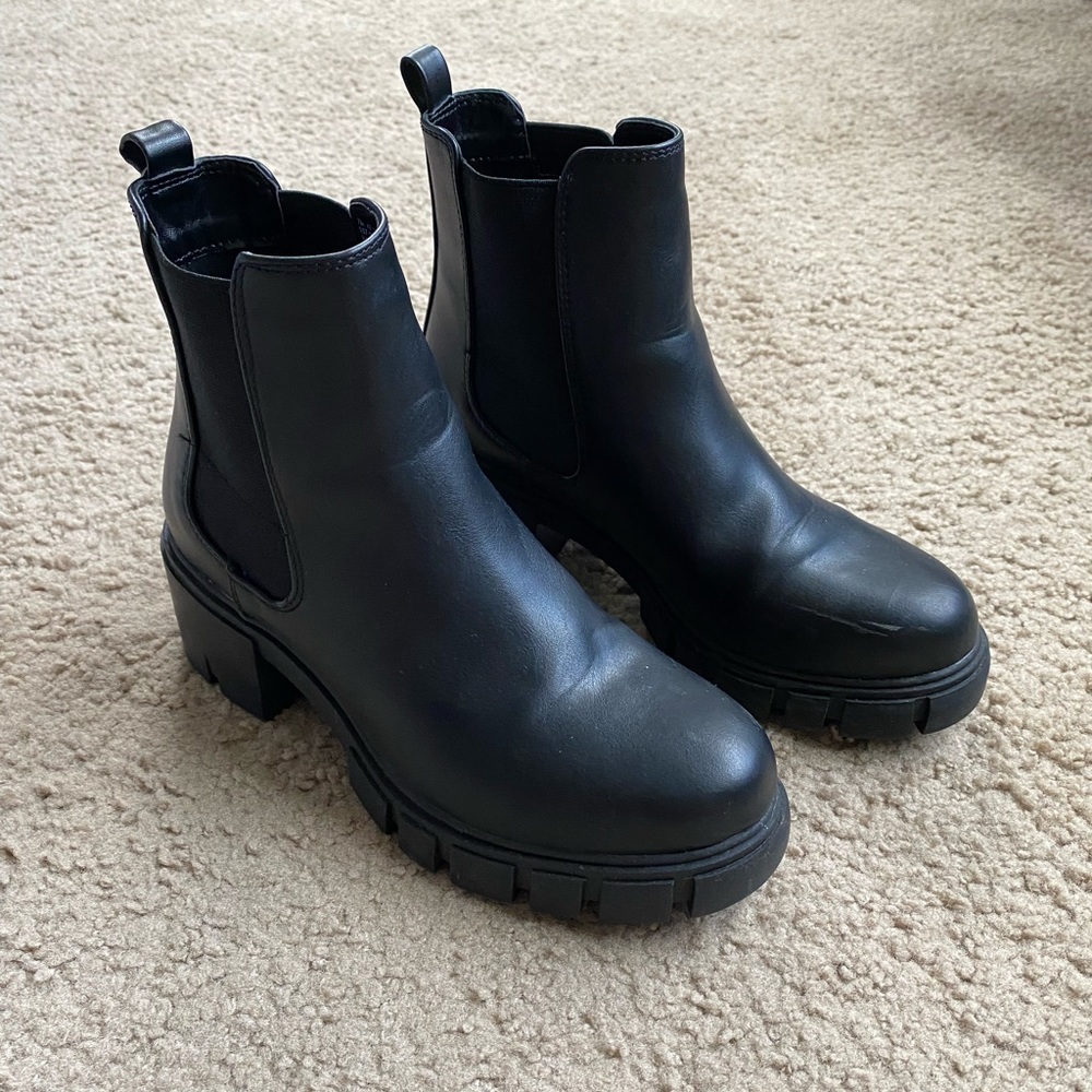 Black Heeled Chelsea boot